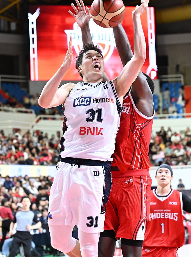 리바운드를 잡아내는 장재석.     사진=KBL 제공 
