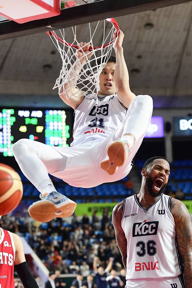 SK전에서 덩크에 성공하는 장재석.&nbsp; &nbsp; 사진=KBL 제공&nbsp;