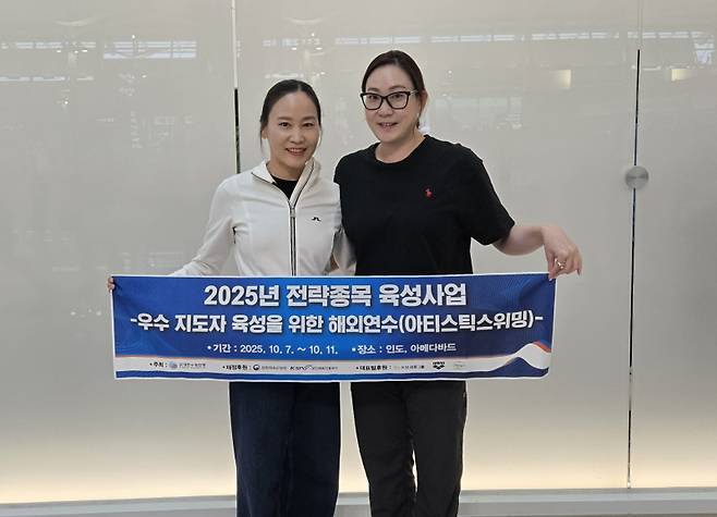 아티스틱스위밍 지도자 최수지(왼쪽), 김효미.&nbsp; &nbsp;사진=대한수영연맹 제공&nbsp;