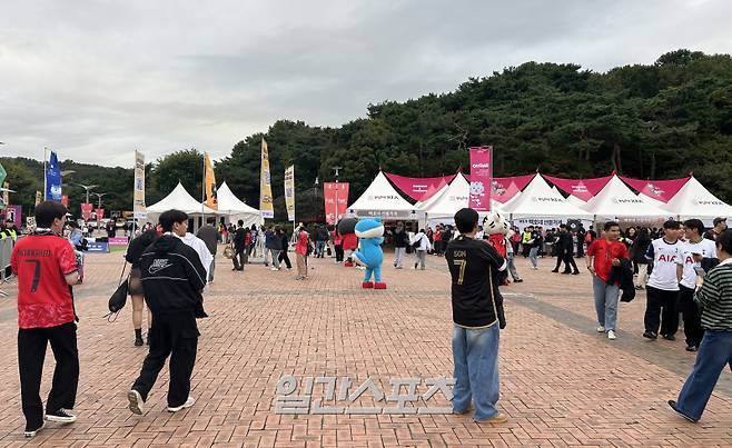 14일 오후 5시 파라과이와 A매치가 열리는 서울월드컵경기장 북측 광장 모습. 대개 A매치 킥오프 3시간 전, 이곳은 인파가 몰린다. 사진=IS 포토