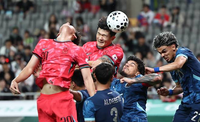 <yonhap photo-5308=""> 공중전 펼치는 김민재 (서울=연합뉴스) 윤동진 기자 = 14일 서울 마포구 서울월드컵경기장에서 열린 한국과 파라과이 축구 대표팀의 친선경기. 김민재가 공중경합을 펼치고 있다. 2025.10.14 mon@yna.co.kr/2025-10-14 20:30:26/ <저작권자 ⓒ 1980-2025 ㈜연합뉴스. 무단 전재 재배포 금지, AI 학습 및 활용 금지></yonhap>