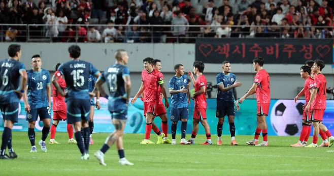 <yonhap photo-5799=""> 파라과이 상대 2-0 승리 거둔 대한민국 (서울=연합뉴스) 이동해 기자 = 14일 서울 마포구 서울월드컵경기장에서 열린 한국과 파라과이 축구 대표팀의 친선경기. 2-0으로 승리한 대한민국 선수들이 기쁨을 나누고 있다. eastsea@yna.co.kr/2025-10-14 21:56:40/ <저작권자 ⓒ 1980-2025 ㈜연합뉴스. 무단 전재 재배포 금지, AI 학습 및 활용 금지></yonhap>
