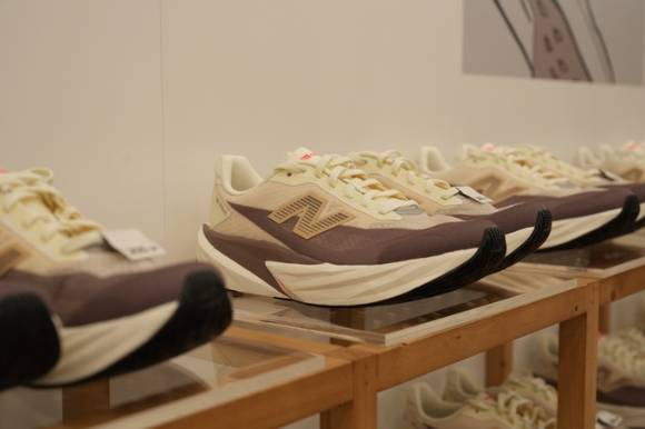 이랜드 뉴발란스 퓨어셀 레벨 v5. [사진=이랜드월드]