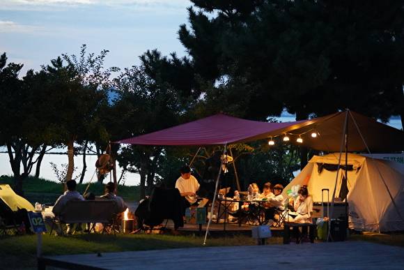 전남 해남군 오시아노 캠핑장에 관광객들이 야영을 하고 있다. [사진=해남군]