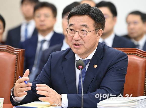 윤호중 행정안전부 장관이 14일 서울 여의도 국회에서 열린 행정안전위원회의 행정안전부 등에 대한 국정감사에서 질의에 답변하고 있다. [사진=곽영래 기자]