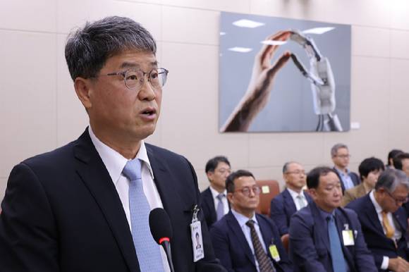 반상권 방송미디어통신위원회(방미통위) 위원장 직무대리가 14일 국회 과학기술정보방송통신위원회에서 열린 2025년도 국정감사에서 업무 현황보고에서 인사말하고 있다. [사진=연합뉴스]