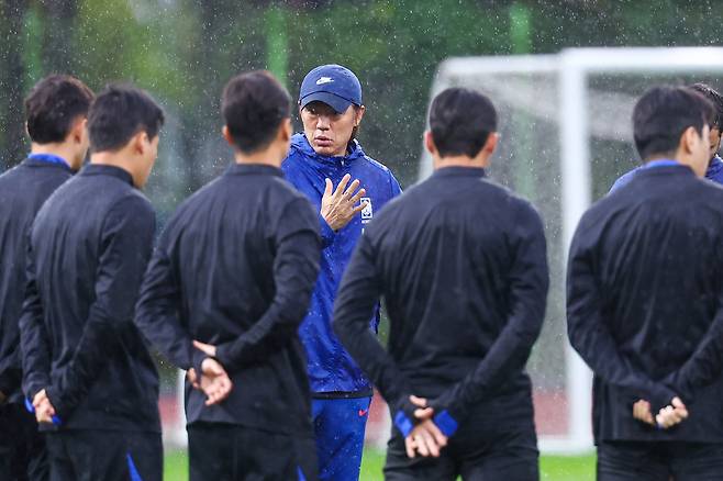 14일 파라과이와 평가전을 앞두고 훈련 중인 홍명보 축구 국가대표팀 감독(가운데)과 선수들. [연합뉴스]