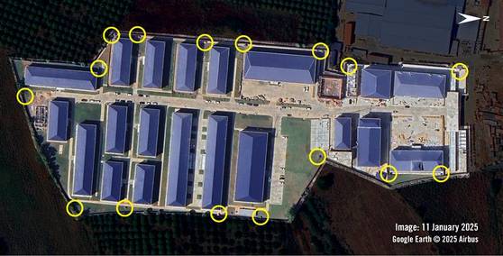 PSP01: 사기 시설 건물 및 감시초소로 의심되는 곳들(노란색 동그라미로 강조 표시). 감시초소들은 외벽 안쪽의 전략적인 위치에 자리했다. 자료 국제엠네스티