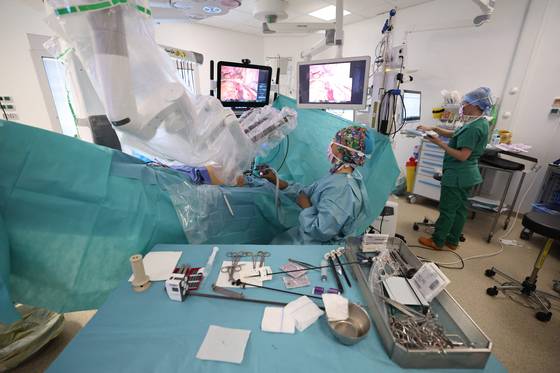 해외의 한 병원에서 간호사가 로봇수술이 진행되는 동안 이를 보조하고 있다. AFP=연합뉴스