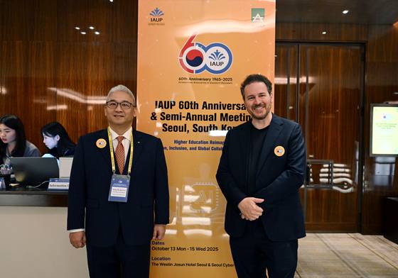지난 13일 서울 중구 웨스틴조선호텔에서 열린 세계대학총장협회(IAUP) 창립 60주년 기념행사에 벤 넬슨(오른쪽) 미네르바 프로젝트 설립자 겸 CEO가 이상균 서울사이버대 이사장(왼쪽)과 함께 섰다. 사진 서울사이버대