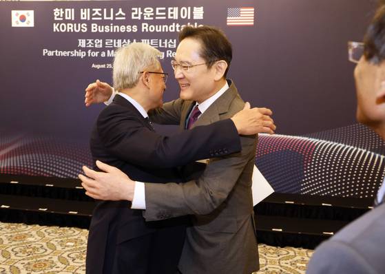 이재용 삼성전자 회장(오른쪽)과 젠슨 황 엔비디아 CEO가 25일(현지시간) 미국 워싱턴DC 윌라드 호텔에서 열린 한미 비즈니스 라운드 테이블에서 포옹하며 인사하고 있다. [대통령실사진기자단] 2025.08.26.
