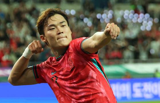 한국 남자 선수 A매치 최다 출전한 손흥민이 14일 오후 서울 마포구 서울월드컵경기장에서 열린 하나은행 초청 축구국가대표팀 친선경기 대한민국과 파라과이의 경기 후반전에서 두번째 골을 넣은 오현규가 세리머니를 하고 있다. 뉴스1