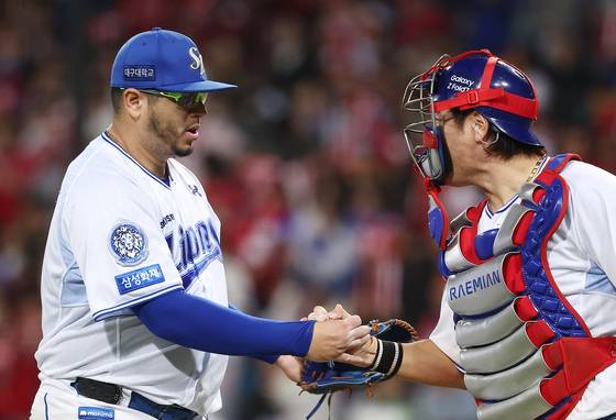 강민호와 후라도 '뜨거운 악수'   (대구=연합뉴스) 김성민 기자 = 14일 대구 삼성라이온즈파크에서 열린 2025 KBO 프로야구 포스트시즌 준플레이오프 4차전 SSG 랜더스와 삼성 라이온즈의 경기. 7회초까지 무실점으로 틀어막은 삼성 선발 투수 후라도가 강민호와 악수하고 있다. 2025.10.14   ksm7976@yna.co.kr (끝)  〈저작권자(c) 연합뉴스, 무단 전재-재배포, AI 학습 및 활용 금지〉