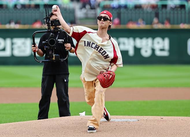 배우 최현욱이 9일 오후 인천 SSG 랜더스필드에서 열린 프로야구 2025 신한 SOL뱅크 KBO 준플레이오프 1차전 삼성 라이온즈와 SSG 랜더스의 경기에 앞서 시구를 하고 있다. /사진=뉴스1