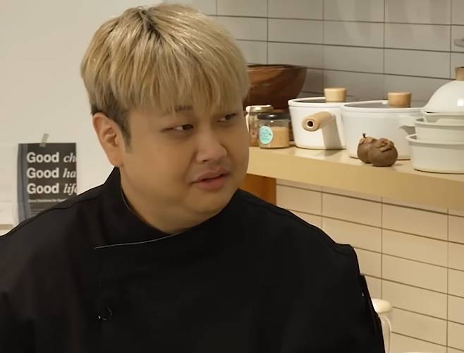 윤남노 셰프가 지난 10일 공개된 로보락 유튜브 채널 영상 '개스트하우스' 4화에 출연해 반려견 전용 음식을 만들고 있다. 사진=로보락 유튜브 채널 영상 갈무리