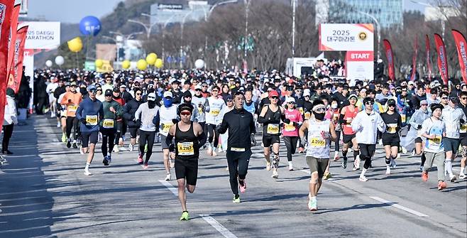 올해 치러진 대구마라톤대회에서 참가자들이 대구스타디움 인근을 달리고 있다. 대구시 제공