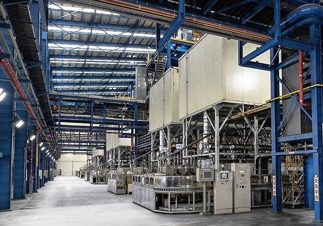 포스코퓨처엠은 지난 7월 일본 배터리사와 음극재 공급 계약을 체결했다. 사진은 일본 배터리사에 공급할 천연흑연 음극재를 생산하는 포스코퓨처엠 세종 공장 라인이다. 연합뉴스