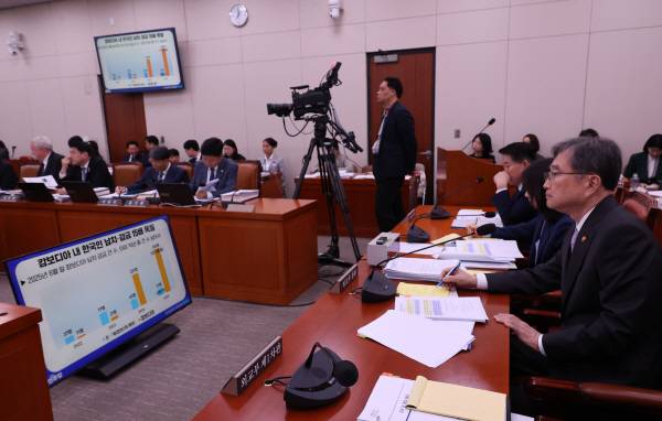 조현 외교부 장관이 13일 서울 여의도 국회에서 열린 외교통일위원회 국정감사에서 캄보디아 내 한국인 범죄 피해와 관련해 더불어민주당 윤후덕 의원의 질의를 받고 있다. 연합뉴스