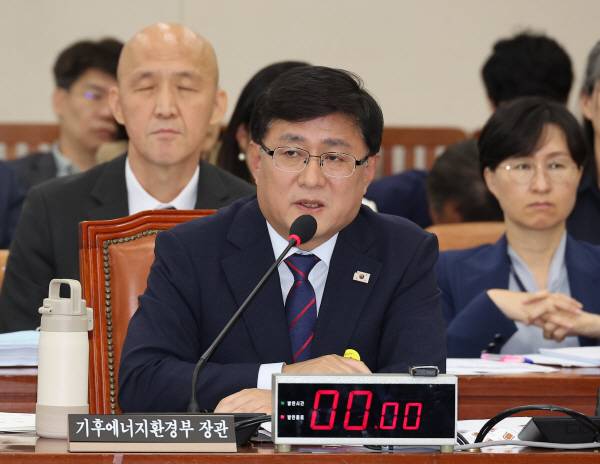 김성환 기후에너지환경부 장관이 14일 서울 여의도 국회에서 열린 기후에너지환경위원회 국정감사에서 의원 질의에 답하고 있다. 연합뉴스