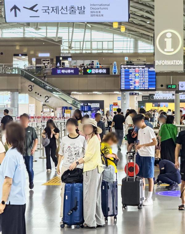 김해국제공항이 해외여행을 떠나는 여행객들로 북적이고 있다.  국제신문DB