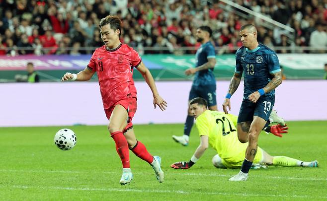 오현규가 14일 서울 마포구 서울월드컵경기장에서 열린 한국과 파라과이 축구 대표팀 친선 경기에서 추가골을 넣고 있다. 연합뉴스