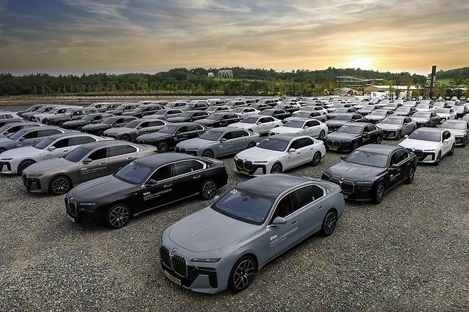 BMW 레이디스 챔피언십 주최사인 BMW코리아가 선수 및 캐디 의전을 위해 준비한 120여대의 최고급 차량. 대회조직위