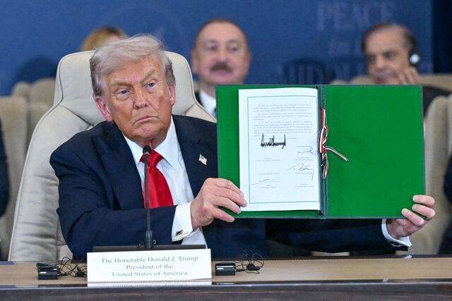 도널드 트럼프 미국 대통령이 13일(현지시간) 이집트 샤름엘셰이크에서 열린 가자지구 평화 정상회의에 참석해 4개 중재국(미국·이집트·카타르·튀르키예) 정상이 서명한 평화 합의문을 들어 보이고 있다. AFP연합뉴스