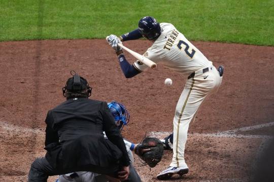 9회말 2사 만루에서 몸쪽 공을 피하는 밀워키 투랑. 사진[EPA=연합뉴스]