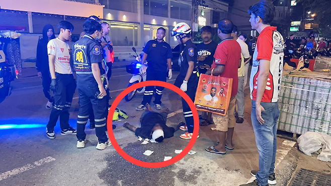 인도국적 남성이 머리에 부상을 입은 채 누워있다. [사진 출처 = 카오솟]