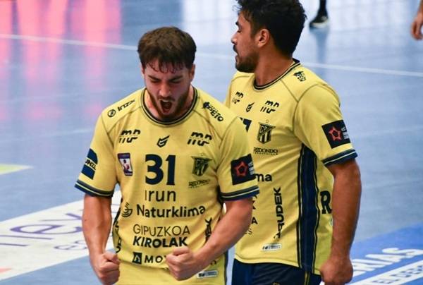 사진 2025/26시즌 스페인 남자 핸드볼 아소발리그 우에스카와의 경기에서 골을 넣고 포효하는 비다소아 선수, 사진 출처=비다소아