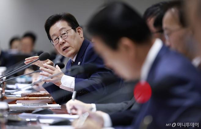 [서울=뉴시스] 최동준 기자 = 이재명 대통령이 14일 서울 용산 대통령실 청사에서 열린 국무회의에서 발언하고 있다. 2025.10.14. photocdj@newsis.com /사진=최동준