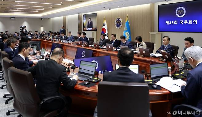 [서울=뉴시스] 최동준 기자 = 이재명 대통령이 14일 서울 용산 대통령실 청사에서 열린 국무회의에서 발언하고 있다. 2025.10.14. photocdj@newsis.com /사진=최동준