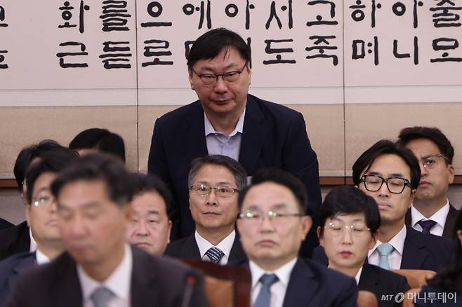 [서울=뉴시스] 김명년 기자 = 이화영 전 경기도 평화부지사가 14일 오전 서울 여의도 국회 법제사법위원회에서 열린 법무부 등에 대한 국정감사에서 인사하고 있다. 2025.10.14. kmn@newsis.com /사진=김명년