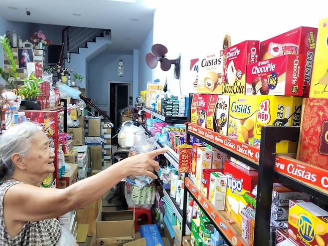 베트남 호치민의 한 가게 주인이 가게 안에 놓인 초코파이를 가리키고 있다./사진=차현아 기자.