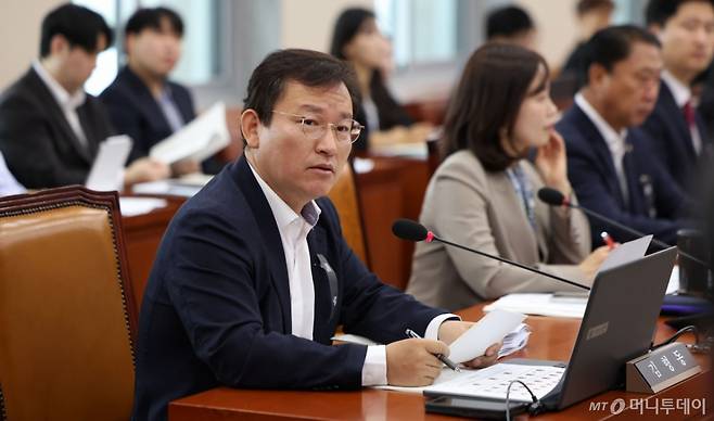 [서울=뉴시스] 김선웅 기자 = 김형동 국회 기후에너지환경노동위원회 국민의힘 간사가 14일 서울 여의도 국회에서 열린 기후에너지환경노동위원회의 기후에너지환경부에 대한 국정감사에서 의사진행발언을 하고 있다. 2025.10.14. mangusta@newsis.com /사진=김선웅