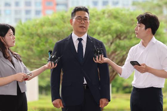 [서울=뉴시스] 권창회 기자 =지난 7월 백해룡 전 영등포경찰서 형사과장(경정)이  임은정 동부지검장과 비공개 면담을 위해 서울 송파구 서울동부지방검찰청으로 들어가며 취재진 질의에 답하고 있다. 2025.07.17. kch0523@newsis.com /사진=권창회