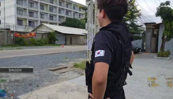 캄보디아 프놈펜 북쪽 원구단지 인근을 찾아 개인 방송과 1인 시위를 벌인 BJ가 있어 논란이다. 사진은 캄보디아 현지에서 생방송을 진행한 BJ. /사진=온라인 커뮤니티 캡처