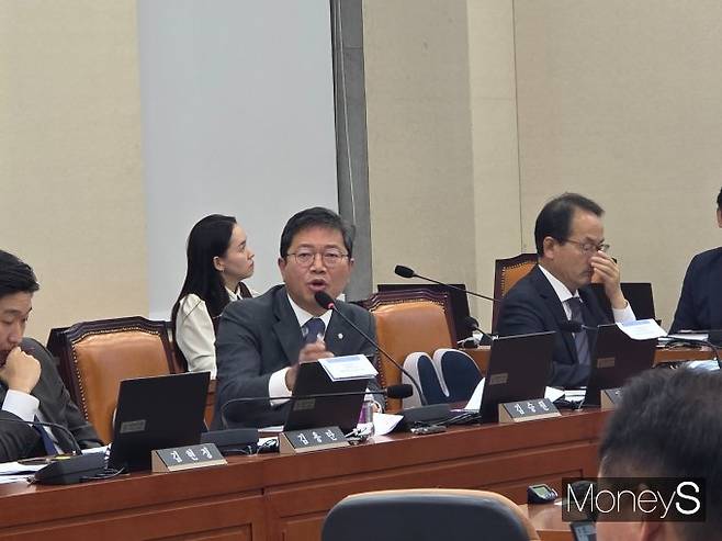 김 회장이 내놓은 5000억원 지원 약속에 대해서도 국회에서는 "말장난에 불과하다"는 비판과 함께 진정성이 부족하다는 지적이 잇따랐다.  사진은 이날 질의에 나서 김승원 의원의 모습. /사진=김성아 기자