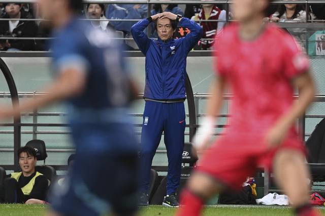 14일 오후 서울 마포구 서울월드컵경기장에서 열린 A매치 친선전 대한민국과 파라과이의 경기, 홍명보 감독이 작전지시하고 있다. 2025.10.14. 백동현 기자