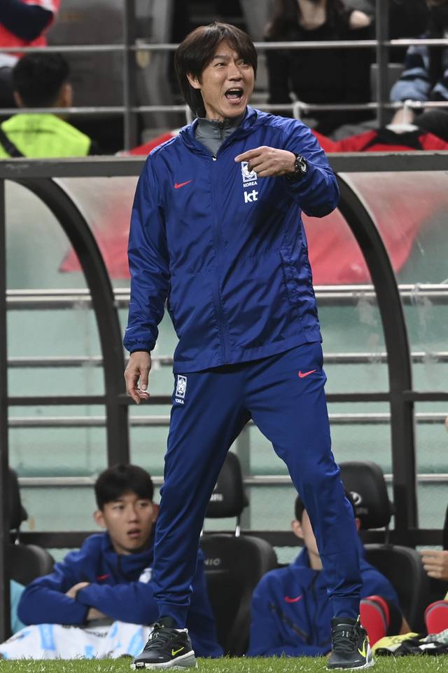 14일 오후 서울 마포구 서울월드컵경기장에서 열린 A매치 친선전 대한민국과 파라과이의 경기, 홍명보 감독이 작전지시하고 있다. 2025.10.14. 백동현 기자