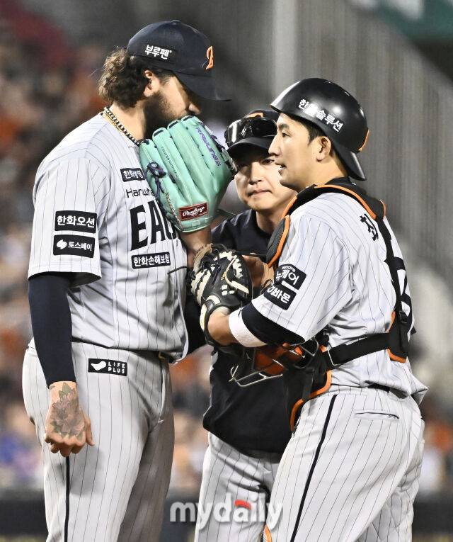 28일 오후 서울 잠실야구장에서 진행된 '2025 프로야구 KBO리그' LG트윈스와 한화이글스의 경기. 한화 폰세와 최재훈이 이야기를 나누고 있다./마이데일리