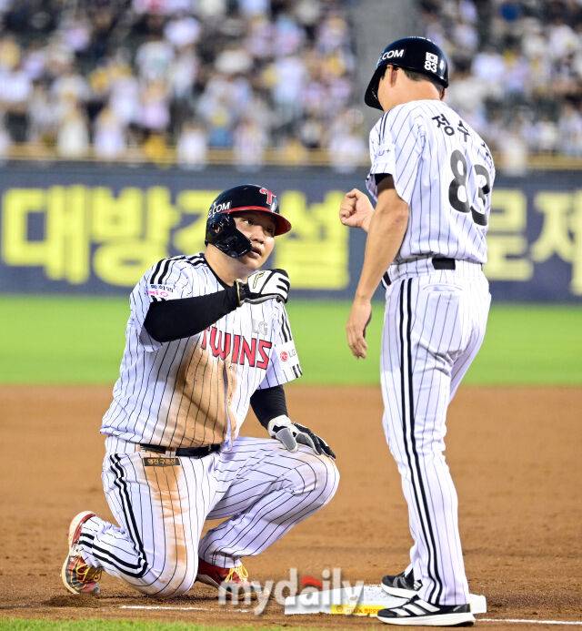 2025년 9월 11일 오후 서울 잠실구장에서 열린 '2025 신한 SOL뱅크 KBO 리그' KT 위즈와 LG 트윈스의 경기. LG 1루 주자 문보경이 2회말 무사 1루서 김현수의 안타 때 3루를 밟은 뒤 코치의 축하를 받고 있다./마이데일리