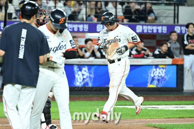 29일 대전 한화생명 볼파크 야구장에서 열린 '2025 신한 SOL BANK KBO리그' LG 트윈스와 한화 이글스 경기. 한화 노시환이 6회말 2사 만루에서 이원석 볼넷 출루로 밀어내기 득점을 하고 있다./마이데일리