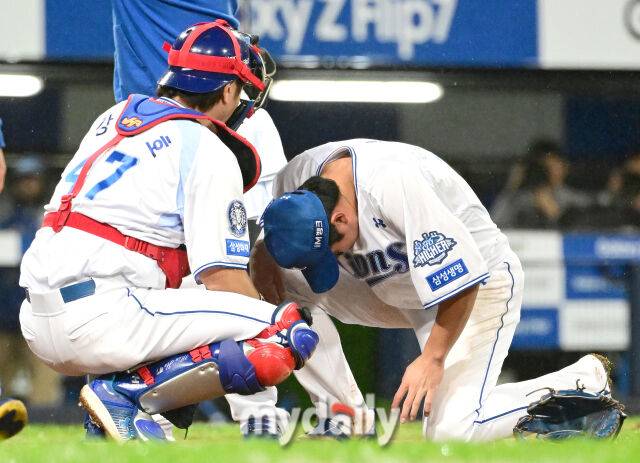 2025년 10월 13일 오후 대구 삼성라이온즈파크에서 열린 '2025 신한 SOL Bank KBO 포스트시즌' SSG 랜더스와 삼성 라이온즈의 준플레이오프 3차전 경기.삼성 3루수 김영웅이 8회초 1사 후 SSG 에레디아의 3루 땅볼 타구를 처리하다 허리 통증을 호소하며 쓰러지고 있다./대구=유진형 기자