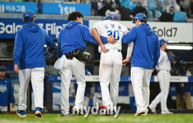 2025년 10월 13일 오후 대구 삼성라이온즈파크에서 열린 '2025 신한 SOL Bank KBO 포스트시즌' SSG 랜더스와 삼성 라이온즈의 준플레이오프 3차전 경기.삼성 3루수 김영웅이 8회초 1사 후 SSG 에레디아의 3루 땅볼 타구를 처리하다 허리 통증을 호소한 뒤 교체되고 있다./대구=유진형 기자