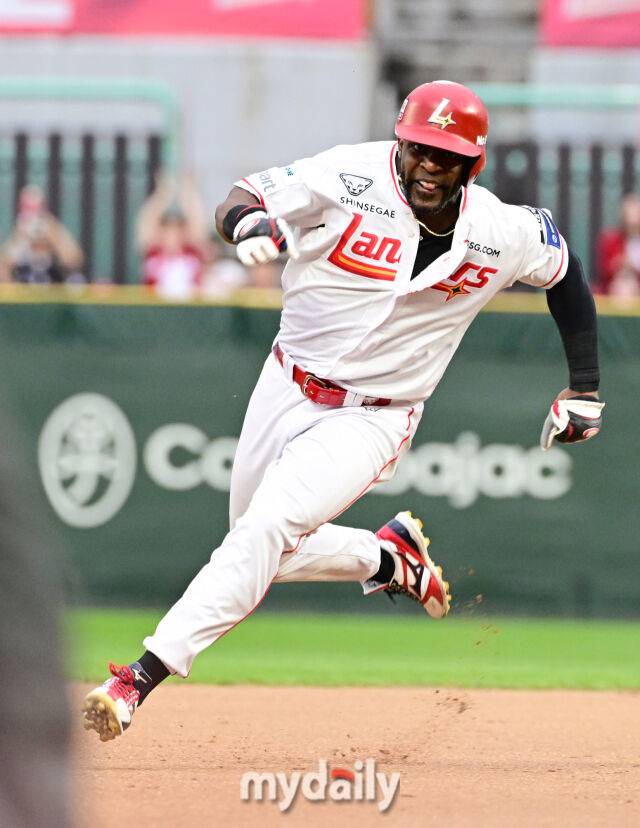 SSG 에레디아가 8회말 2사 1루에서 한유섬의 안타 때 3루까지 달려가고 있다.