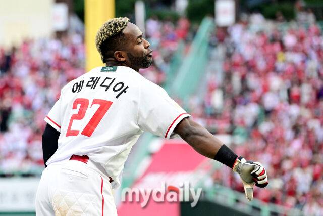 SSG 에레디아가 이진영 코치에게 귀여우 포즈로 장난을 치고 있다.