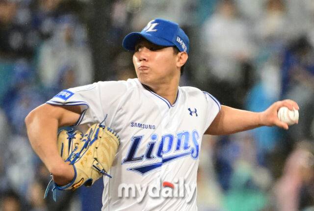 2025년 10월 13일 오후 대구 삼성라이온즈파크에서 열린 '2025 신한 SOL Bank KBO 포스트시즌' SSG 랜더스와 삼성 라이온즈의 준플레이오프 3차전 경기. 삼성 배찬승이 8회초 역투하고 있다./대구=유진형 기자