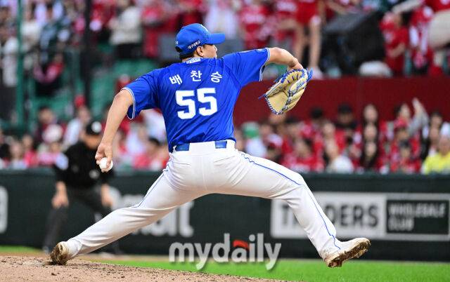 2025년 10월 11일 오후 인천 SSG랜더스필드에서 열린 '2025 신한 SOL Bank KBO 포스트시즌' 삼성 라이온즈와 SSG 랜더스의 준플레이오프 2차전 경기. 삼성 배찬승이 8회말 1사 후 구원등판해 연속 탈삼진으로 이닝을 마무리하고 있다./마이데일리