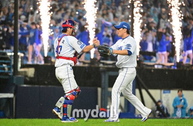 2025년 10월 13일 오후 대구 삼성라이온즈파크에서 열린 '2025 신한 SOL Bank KBO 포스트시즌' SSG 랜더스와 삼성 라이온즈의 준플레이오프 3차전 경기. 삼성 김재윤과 강민호가 5-3으로 승리한 뒤 기뻐하고 있다./대구=유진형 기자